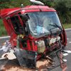 Nehoda autobusu, kamionu a osobního auta