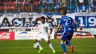 Druhá Ostrava totiž uhrála s vedoucí Sigmou jen bezbrankovou remízu a třetí Opava díky vítězství 1:0 na hřišti Sokolova snížila náskok Baníku na jediný bod.