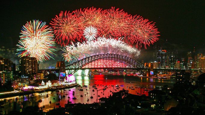 Australané oslavy Nový rok ve velkém. Sledujte bouřlivý ohňostroj v Sydney