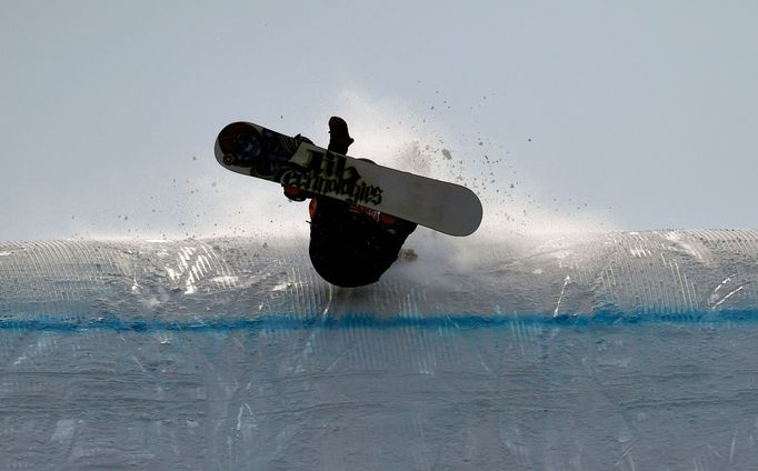 Pády snowboardistů v kvalifikaci slopestylu: Belgičan Stef Vandeweyer