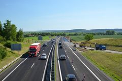 Komentář: Kdy bude benzin opravdu drahý? Až sundáme na dálnici nohu z plynu