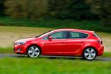 Při pohledu z boku karoserie nového Opelu Astra mírně připomíná kupé