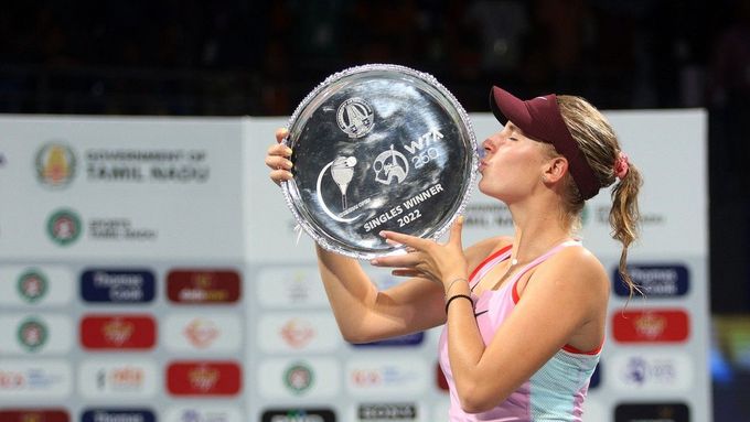 Linda Fruhvirtová se svou premiérovou trofejí z okruhu WTA.