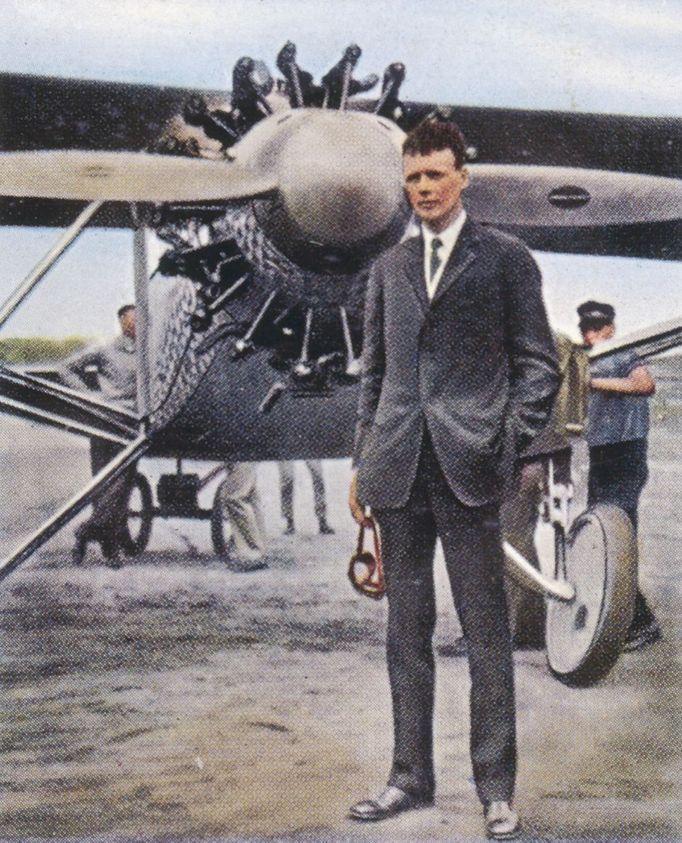 Charles Lindbergh s letadlem Spirit of St Louis. 27. 5. 1927. Kolorovaná fotografie.