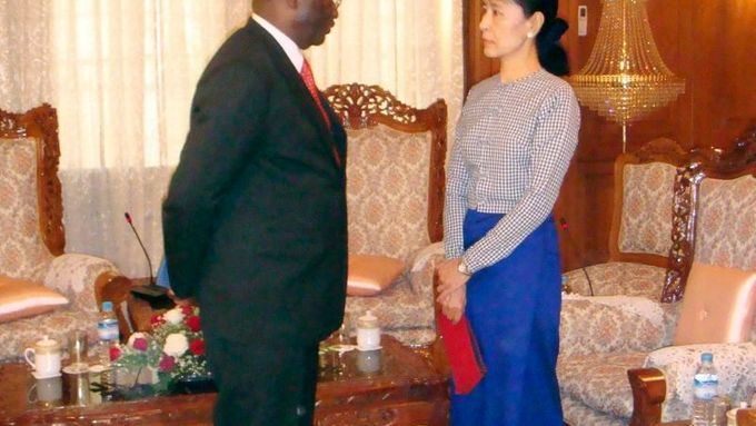 Ibrahim Gambari a Aun Schan Su Ťij během společné schůzky v Rangúnu