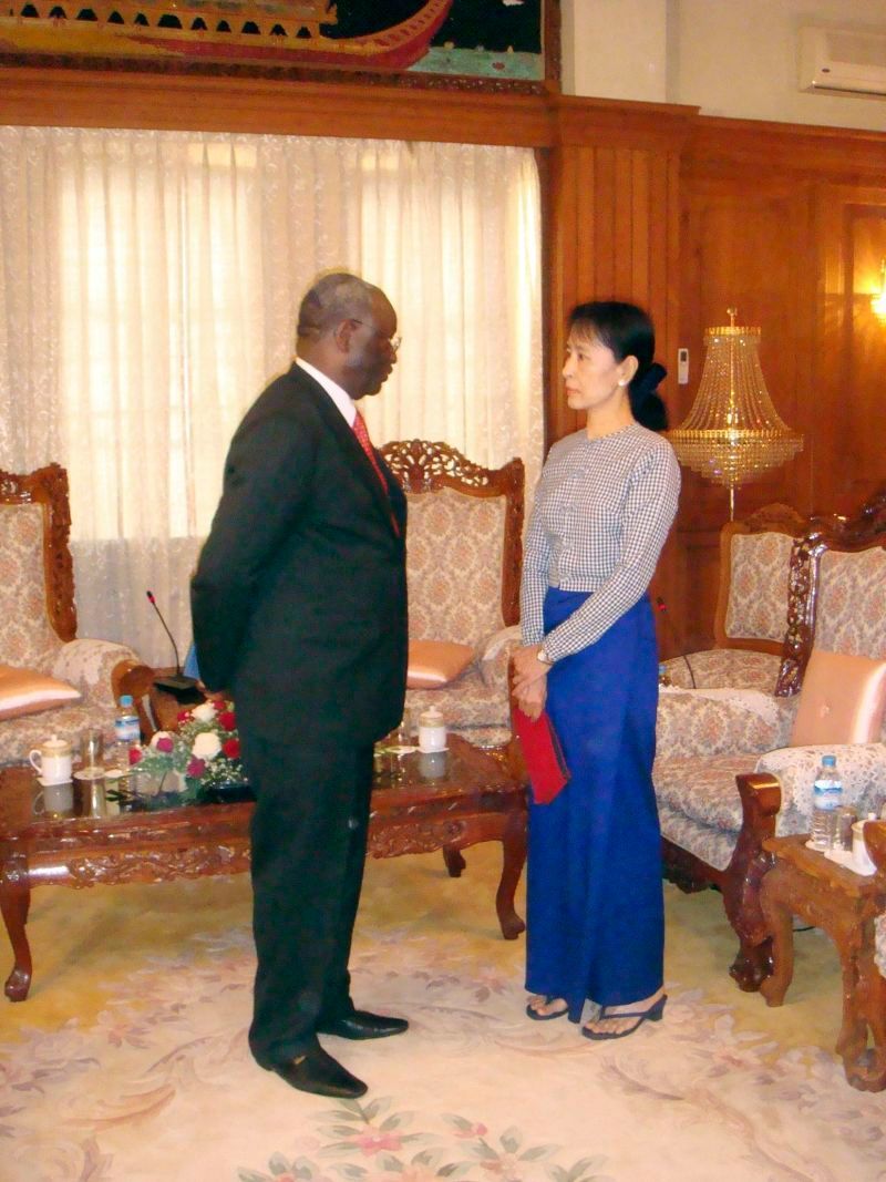 Ibrahim Gambari a Aun Schan Su Ťij