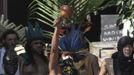 Native Indians and their supporters protest at the Brazilian Indian Museum in Rio de Janeiro March 22, 2013. Brazilian military police took position early morning outside the Indian museum, where a native Indian community of around 30 individuals who have been living in the abandoned Indian Museum since 2006. Indians were summoned to leave the museum in 72 hours by court officials since last week, local media reported. The group is fighting against the destruction of the museum, which is next to the Maracana Stadium. REUTERS/Sergio Moraes (BRAZIL - Tags: POLITICS CIVIL UNREST MILITARY) Published: Bře. 22, 2013, 1:36 odp.