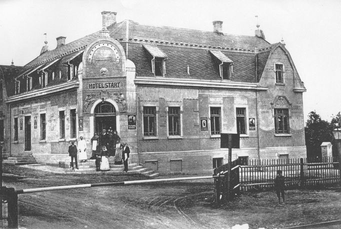 Legendární chuchelský hotel a hostinec Start na rohu ulic Dostihová a Radotínská, vedle železničního přejezdu.