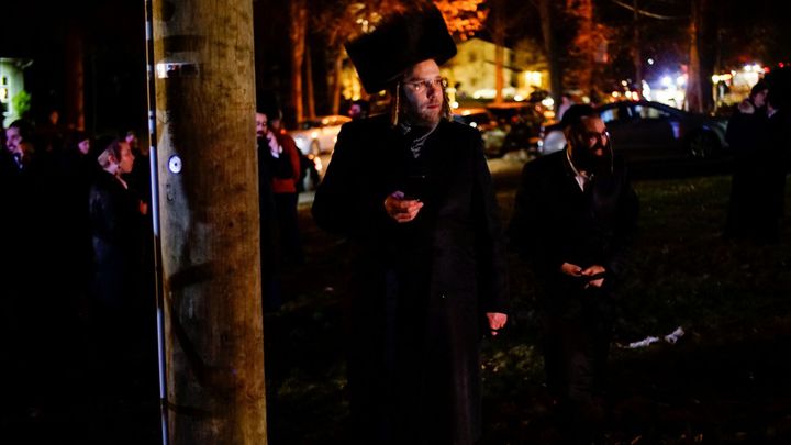 Útočník pobodal nedaleko New Yorku pět lidí v domě židovského rabína