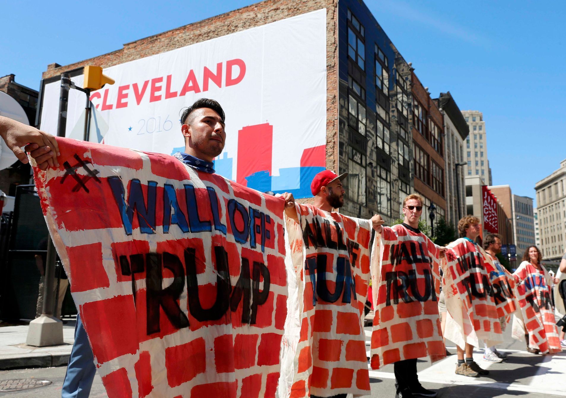 Protestující vytvářejí zeď v reakci na imigrační politiku Donalda Trumpa