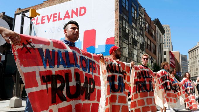 Lidé demonstrují proti stavbě zdi na hranicích USA s Mexikem.