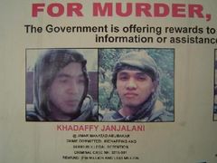 Plakáty s portrétem hledaného teroristického vůdce Khadaffyho Janjalaniho byly rozvěšeny na veřejných místech po celých Filipínách