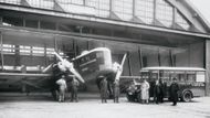 Mezi roky 1924 - 1927 aerolinie spojily letecky Prahu s Košicemi, s Brnem i se západočeskou lázeňskou oblastí. Na snímku z roku 1925 letoun Farman Goliath F-60 (Goliáš), původně francouzský bombardovací letoun, přestavěný pro civilní účely.