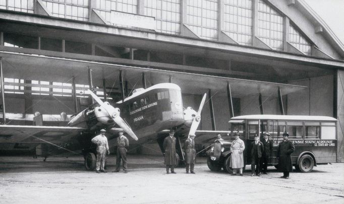 Na snímku z roku 1925 letoun Farman Goliath F-60 (Goliáš), původně francouzský bombardovací letoun, přestavěný pro civilní účely.