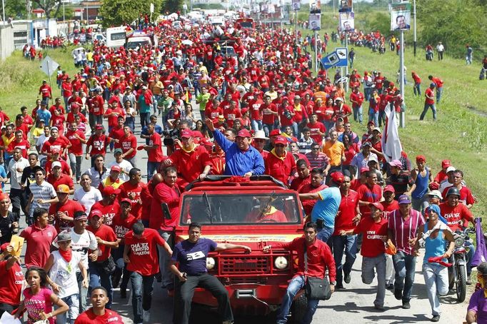 Venezuela's President Hugo Chavez waves from a vehicle during a campaign rally in Sabaneta in the state of Barinas October 1, 2012. Chavez is seeking re-election in an October 7 presidential vote. REUTERS/Jorge Silva (VENEZUELA - Tags: POLITICS ELECTIONS) Published: Říj. 2, 2012, 12:37 dop.