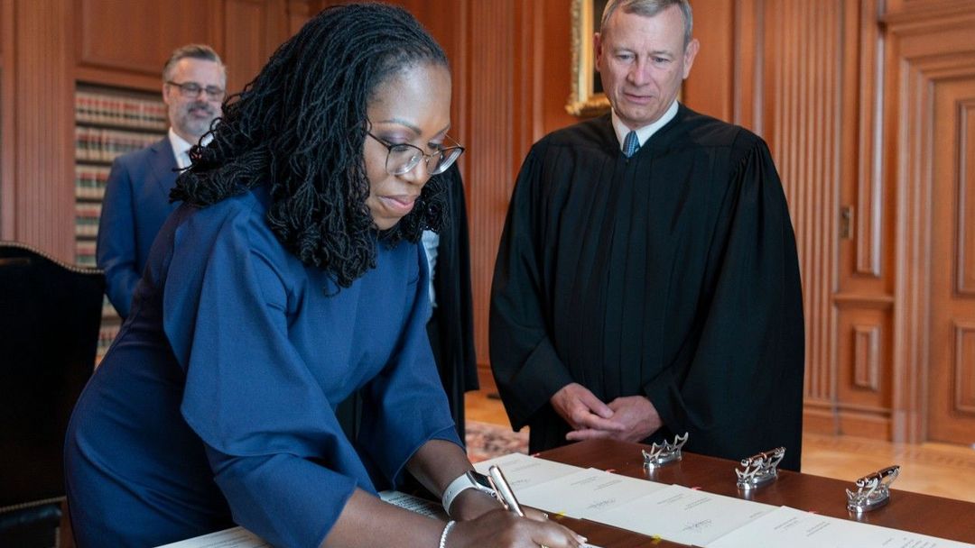 Ketanji Brown Jacksonová při jmenování soudkyní Nejvyššího soudu USA.
