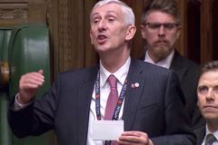 Britská Dolní sněmovna má nového šéfa. Je jím labourista Hoyle