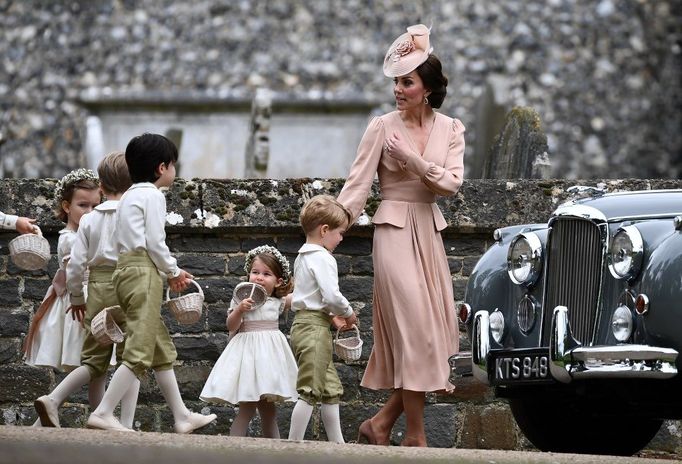 Vévodkyně Catherine se svými dětmi princem Georgem, princeznou Charlotte a dalšími dětskými svatebními hosty.