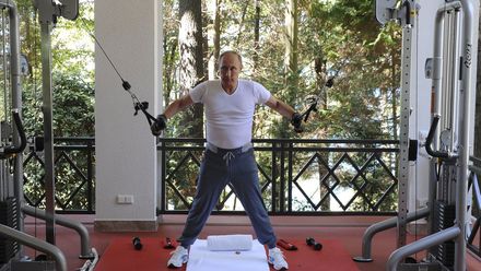 Putin ukázal Rusům, jaký je chlap. Posiloval a snědl steak