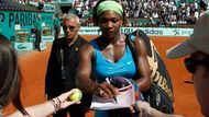 Serena Willimsová se podepisuje