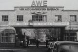 Eisenach se po druhé světové válce ocitl v sovětské zóně. Přesto výroba aut BMW pokračovala, což se vedení automobilky v Mnichově nelíbilo. V roce 1951 dokonce soud zakázal východoněmecké automobilce používání loga BMW.