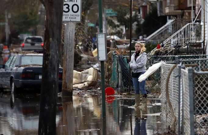 A woman stands alone in water in front of destroyed homes on Cedar Grove Avenue in a neighborhood where many houses were heavily damaged or completely destroyed by storm surge flooding from Hurricane Sandy on the south side of the Staten Island section of New York City, November 1, 2012. Deaths in the United States and Canada from Sandy, the massive storm that hit the U.S. East Coast this week, rose to at least 95 on Thursday after the number of victims reported by authorities in New York City jumped and deaths in New Jersey and elsewhere also rose. REUTERS/Mike Segar (UNITED STATES - Tags: DISASTER ENVIRONMENT) Published: Lis. 1, 2012, 10:16 odp.