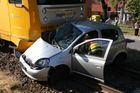 Vlak se na Opavsku srazil s autem, řidička je vážně zraněná