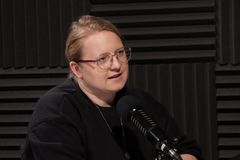 Steh pro manžela. Už se to snad neděje, popisuje bezohledný zákrok porodní asistentka