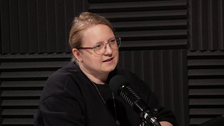 Steh pro manžela. Už se to snad neděje, popisuje bezohledný zákrok porodní asistentka