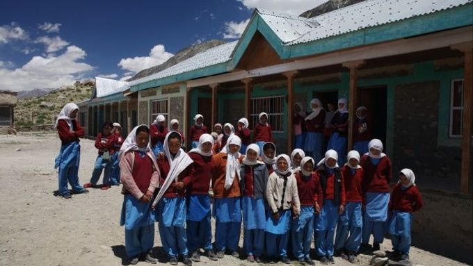 Děti z Kargyaku musí nyní za vzděláním cestovat daleko. Přes zimu je vesnice odřízlá úplně