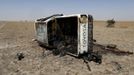 A destroyed vehicle used by Islamist rebels lies on a road between Diabaly and Timbuktu January 30, 2013. REUTERS/Benoit Tessier (MALI - Tags: POLITICS CIVIL UNREST) Published: Led. 30, 2013, 11:07 odp.