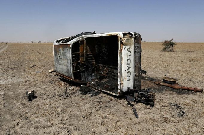 A destroyed vehicle used by Islamist rebels lies on a road between Diabaly and Timbuktu January 30, 2013. REUTERS/Benoit Tessier (MALI - Tags: POLITICS CIVIL UNREST) Published: Led. 30, 2013, 11:07 odp.