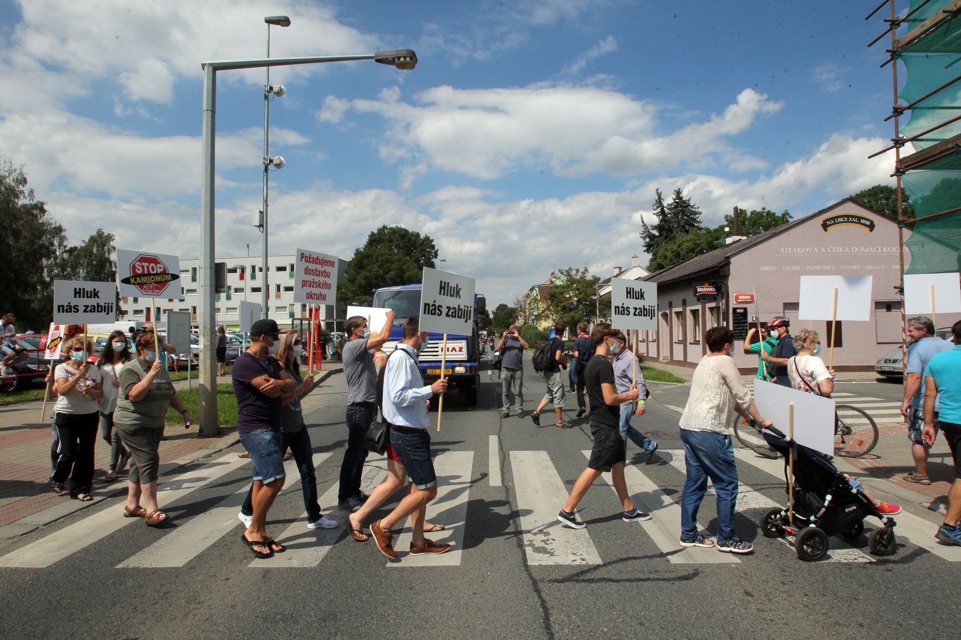 Blokáda přechodu v Běchovicích