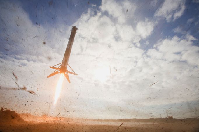 Přistání bočního posilovače vesmírné rakety SpaceX Falcon Heavy na Mysu Canaveral na Floridě v USA. 1. 11. 2022.