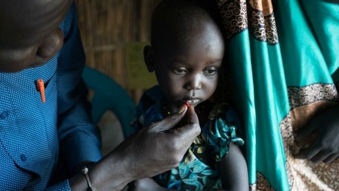 Tříletá Najamuk z Jižního Súdánu trpí podvýživou. I díky českým darům dostala terapeutickou výživu a léky.