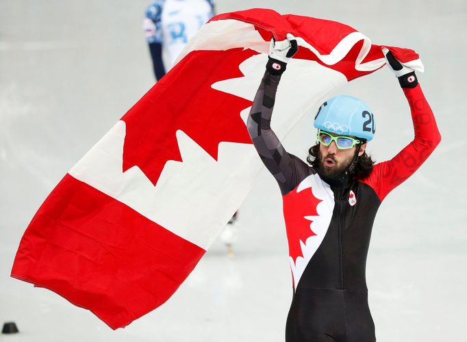 Charles Hamelin slaví titul na 1500 metrů (shorttrack)