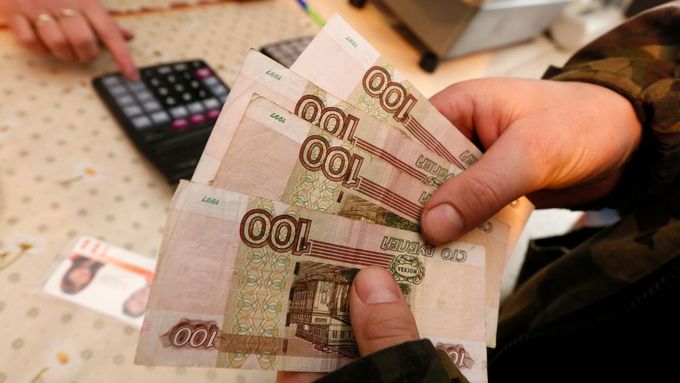 Hodnota rublu v loňském roce klesla o polovinu.