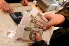 Ruská centrální banka překvapivě snížila úroky, rubl klesl