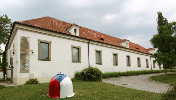 Galerie moderního umění v Roudnici nad Labem (na fotografii z roku 2011) vznikla přestavbou původní zámecké konírny.