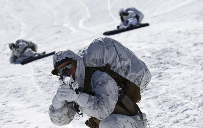 U.S. marines (front and L) and a South Korean marine attend a winter military drill in Pyeongchang, about 180 km (112 miles) east of Seoul February 7, 2013. North Korea has vowed to conduct more rocket and nuclear tests in response to a U.N. censure for its launch of a long-range missile launch in December. On Tuesday, it vowed "stronger" but unspecified actions in addition to the test. REUTERS/Lee Jae-Won (SOUTH KOREA - Tags: MILITARY) Published: Úno. 7, 2013, 9:54 dop.