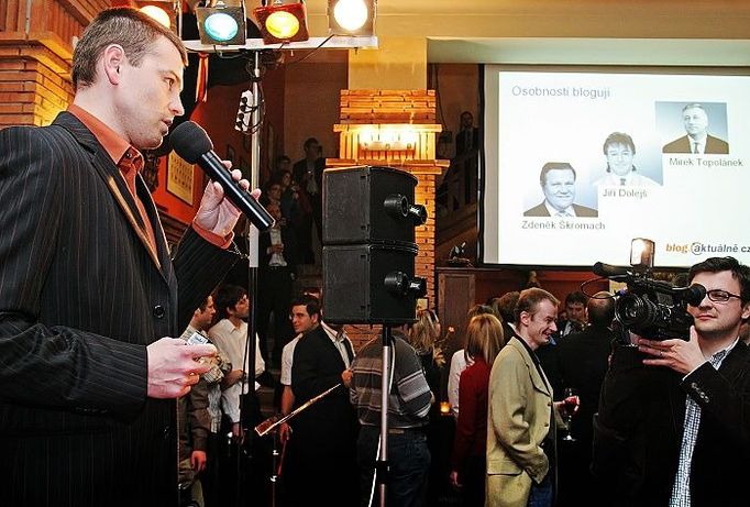 VIP Blogy - 1. dubna 2007 jsme pro vás spustili blogy osobností. Bloggovat na Aktuálně.cz začínalo celkem sedmdesát osobností - z politiky, byznysu, neziskového sektoru i kultury. Vůbec prvním bloggerem, který vstoupil do světa nových internetových deníčků na Aktuálně.cz, byl bývalý ministr a jeden z autorů kuponové privatizace Tomáš Ježek. A záhy přibývali další: Tomáš Hanák, Martin Bursík, Ivan Langer, šéf Akademie věd Václav Pačes, černošská basketbalistka hrající v Česku Priscilla Udeaja, režisérka Helena Třeštíková, Jiří Dienstbier, Ivan Medek, David Rath, Lubomír Zaorálek, Marek Dalík, Daniel Münich, Petr Mach, Jan Herzmann a desítky jiných. O spouštění VIP blogů si můžete více přečíst zde . Video, v němž osobnosti glosují své zápisky, si můžete pustit zde.