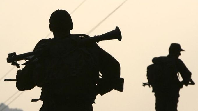 Turečtí vojáci na noční hlídce u irácké hranice