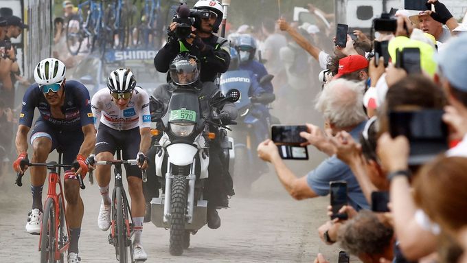 Diváci v bezprostřední blízkosti jezdců jsou každoročním tématem Tour de France.
