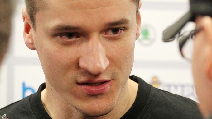 Jakub Štěpánek líčil po zápase se Lvem novinářům, jak on i celý jeho tým z Čerepovce musel kvůli bombovému poplachu strávit celou dobu před odjezdem na stadion mimo hotel.