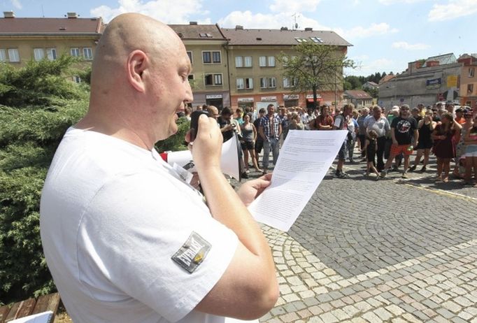 Asi 300 lidí dorazilo 3. srpna na shromáždění pravicových radikálů ze skupiny Čeští lvi ve Vítkově na Opavsku. Na akci dohlížejí desítky policistů.