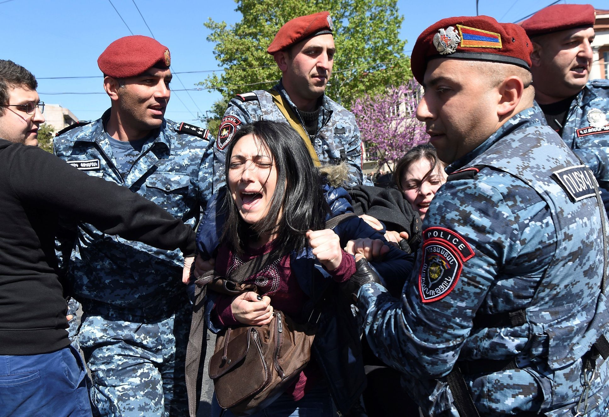 Protesty v Jerevanu kvůli jmenování bývalého arménského prezidenta Serže Sargsjana novým premiérem.