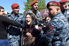 Jerevanem cloumají demonstrace kvůli premiérovi, po zásahu policie je 20 lidí zraněných