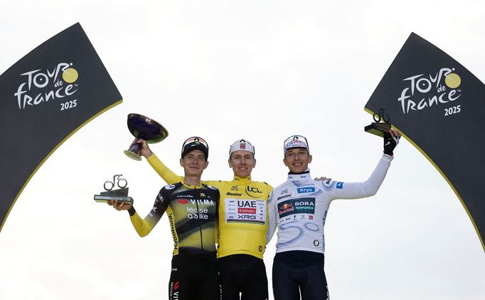 Jonas Vingegaard, Tadej Pogačar a Florian Lipowitz na stupních vítězů Tour de France 2025