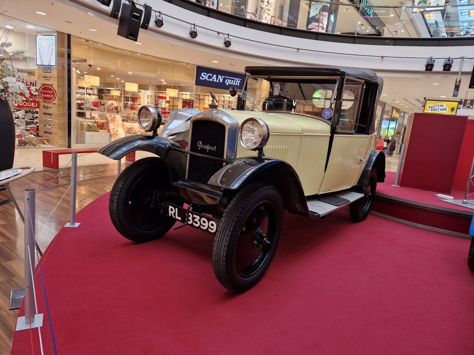 Peugeot výstava Arkády Pankrác