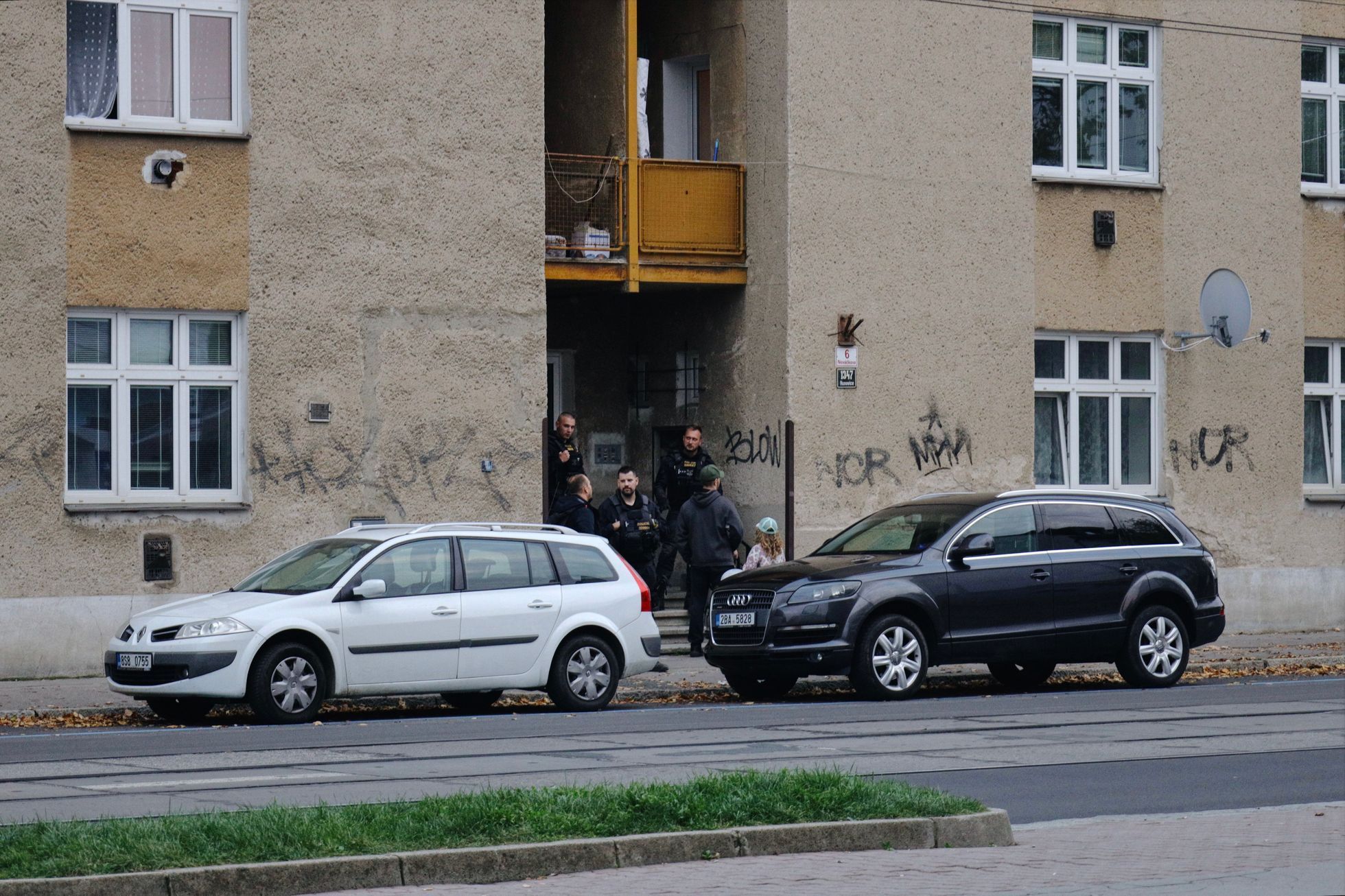 Policisté v úterý prověřovali nájemníky desítek bytů v Nováčkově ulici v Brně.
